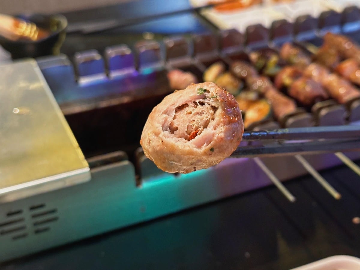 台北西門町《羊騷殿》台灣唯一自動旋轉燒烤羊肉串!羊肉爐也吃得