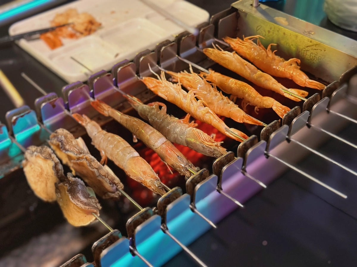 台北西門町《羊騷殿》台灣唯一自動旋轉燒烤羊肉串!羊肉爐也吃得