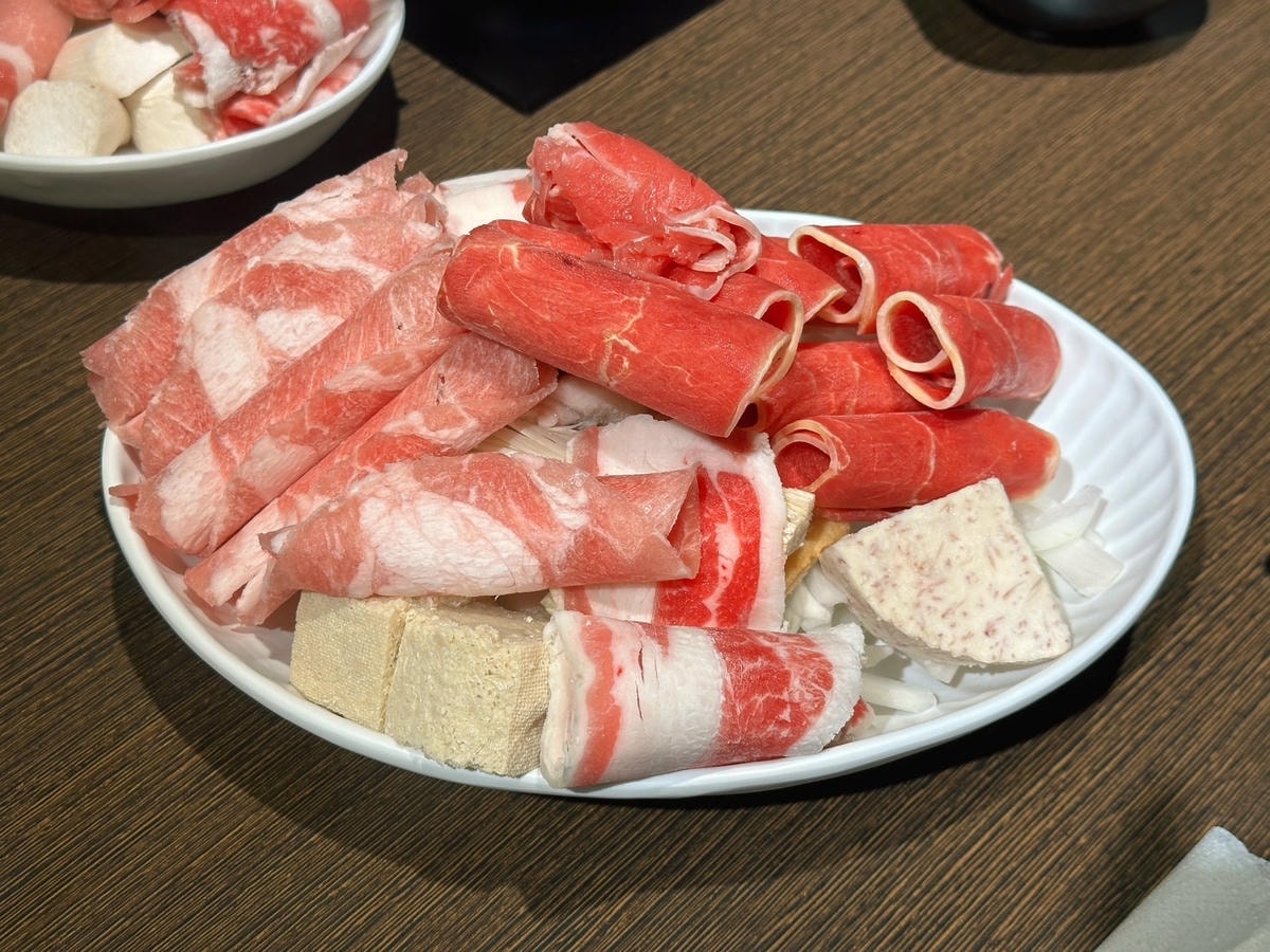 板橋吃到飽推薦《心心石頭火鍋》平日用餐只要369起,居然不收 板橋吃到飽推薦《心心石頭火鍋》平日用餐只要369起,居然不收