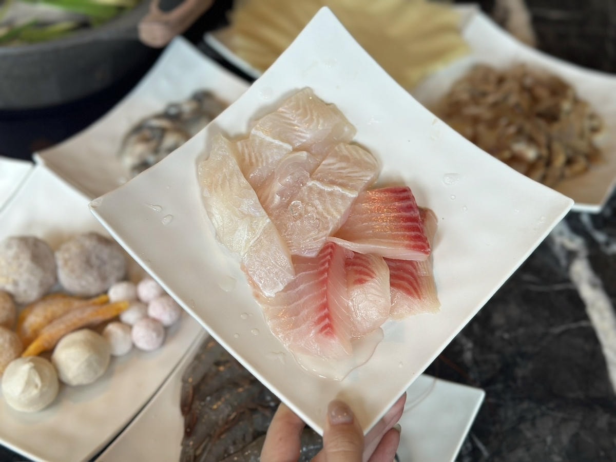 松江南京麻辣火鍋《石‧撈麻辣鴛鴦鍋》吃到飽!招牌經典酒家菜「 松江南京麻辣火鍋《石‧撈麻辣鴛鴦鍋》吃到飽!招牌經典酒家菜「