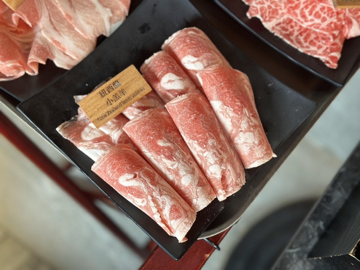 松江南京麻辣火鍋《石‧撈麻辣鴛鴦鍋》吃到飽!招牌經典酒家菜「 松江南京麻辣火鍋《石‧撈麻辣鴛鴦鍋》吃到飽!招牌經典酒家菜「