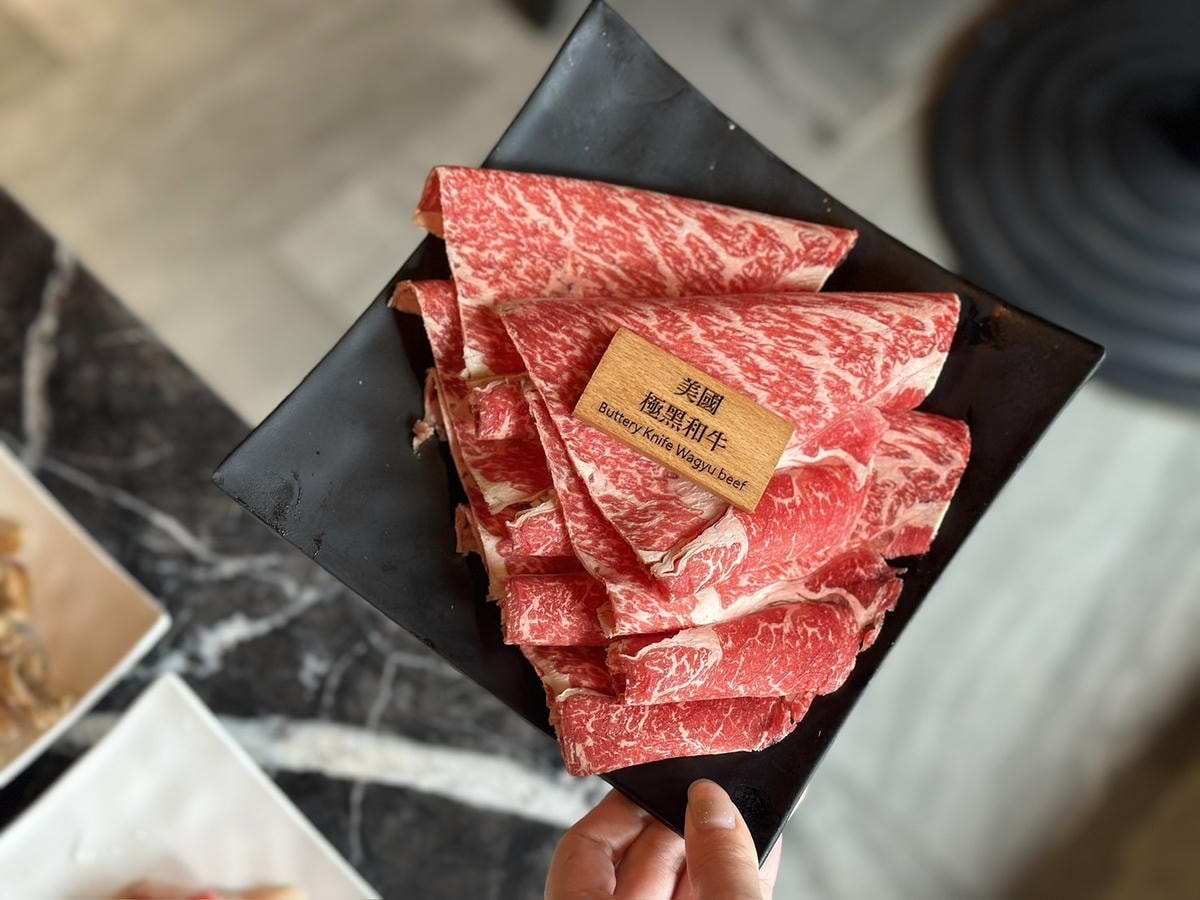 松江南京麻辣火鍋《石‧撈麻辣鴛鴦鍋》吃到飽!招牌經典酒家菜「 松江南京麻辣火鍋《石‧撈麻辣鴛鴦鍋》吃到飽!招牌經典酒家菜「