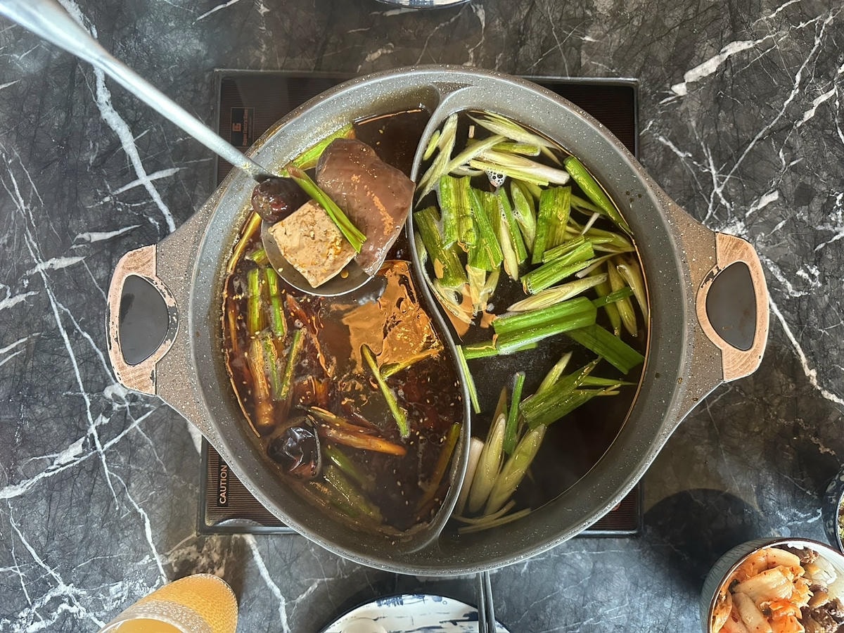 松江南京麻辣火鍋《石‧撈麻辣鴛鴦鍋》吃到飽!招牌經典酒家菜「 松江南京麻辣火鍋《石‧撈麻辣鴛鴦鍋》吃到飽!招牌經典酒家菜「