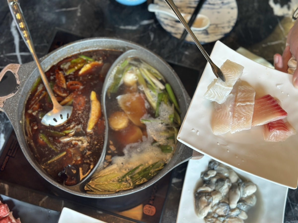 松江南京麻辣火鍋《石‧撈麻辣鴛鴦鍋》吃到飽!招牌經典酒家菜「