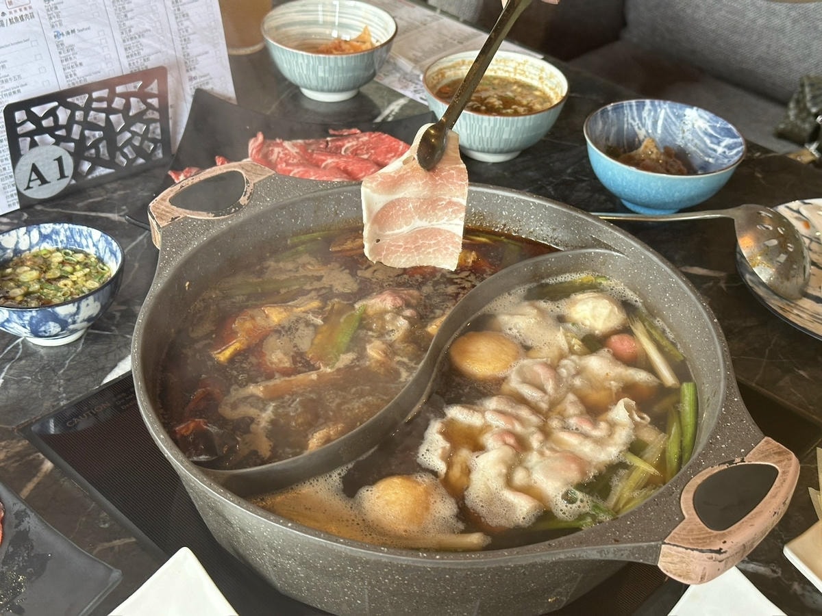 松江南京麻辣火鍋《石‧撈麻辣鴛鴦鍋》吃到飽!招牌經典酒家菜「 松江南京麻辣火鍋《石‧撈麻辣鴛鴦鍋》吃到飽!招牌經典酒家菜「