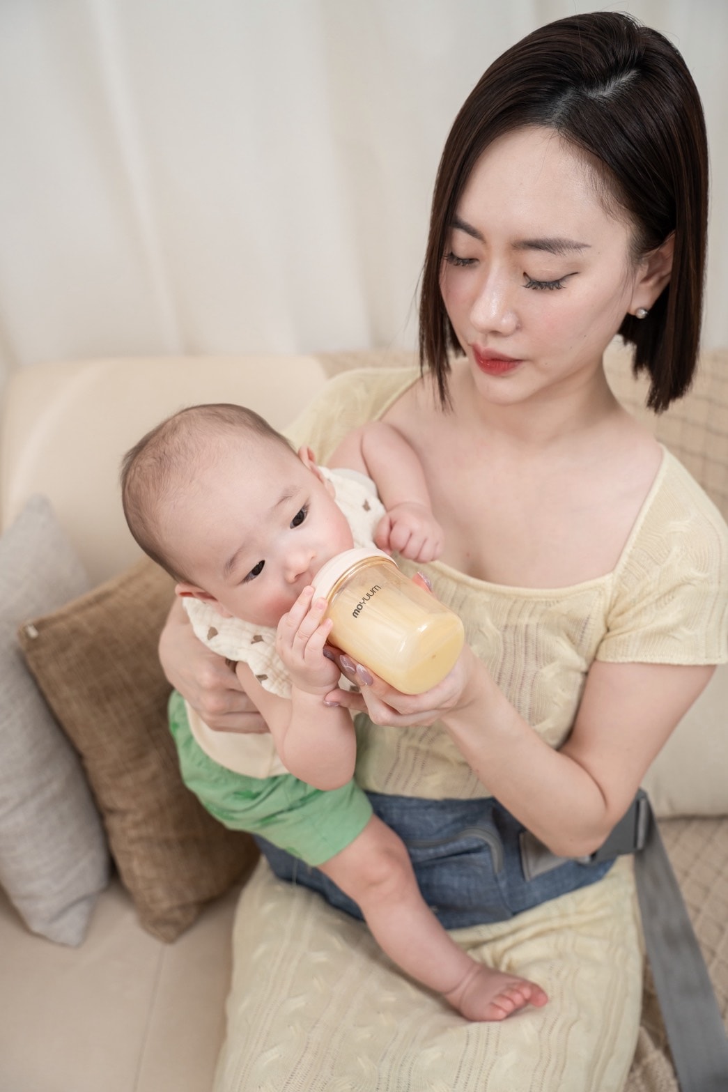 新生兒奶瓶推薦｜韓國 MOYUUM Mov.aa 圓口偏心奶瓶，一蓋轉換儲存罐，偏心奶嘴設計更省力