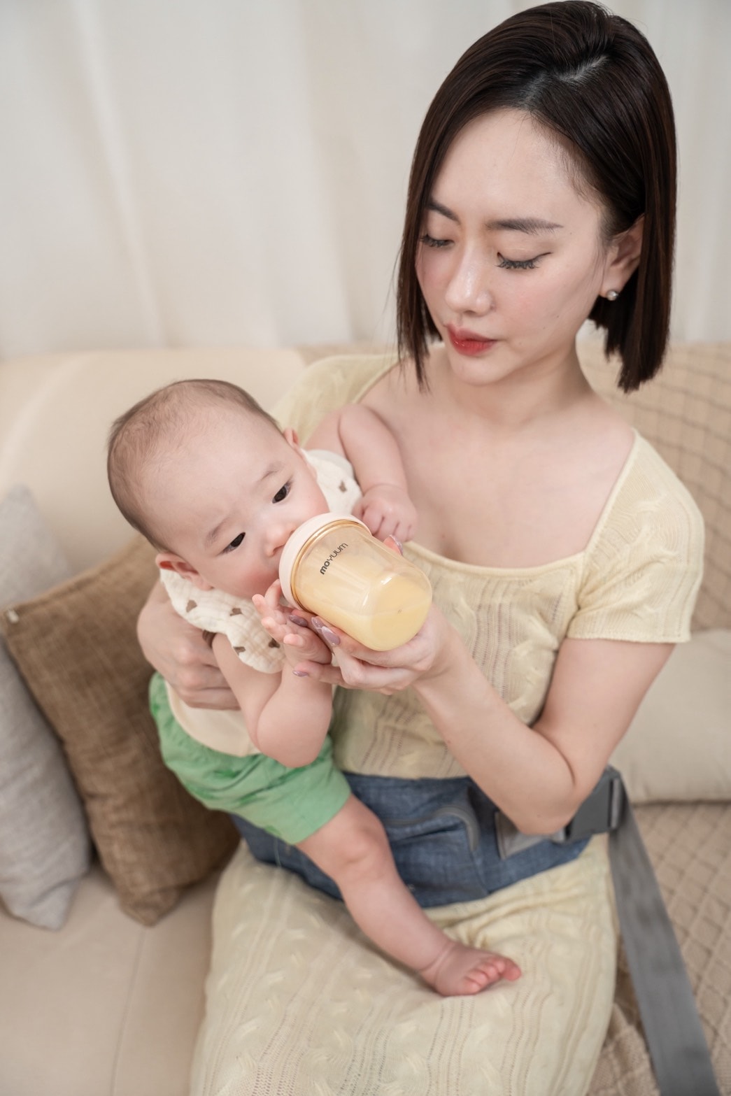 新生兒奶瓶推薦｜韓國 MOYUUM Mov.aa 圓口偏心奶瓶，一蓋轉換儲存罐，偏心奶嘴設計更省力
