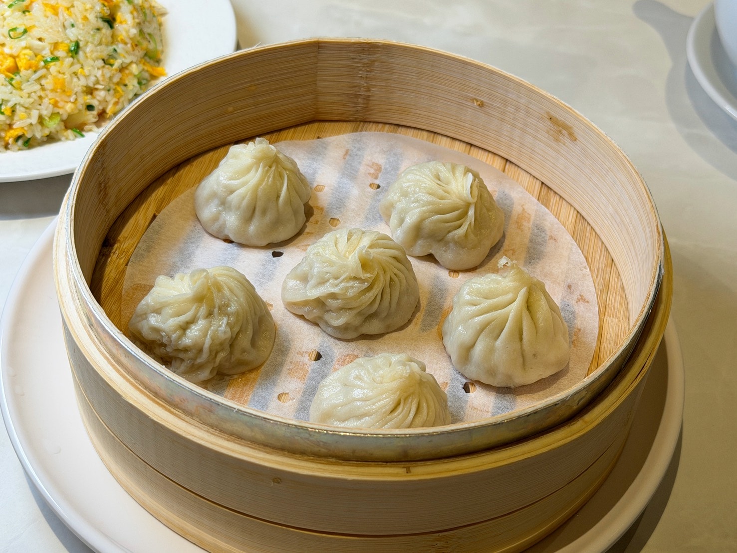 南港 LaLaport 吃什麼？漢來上海湯包必吃：18摺手工小籠湯包＋生煎湯包一次滿足