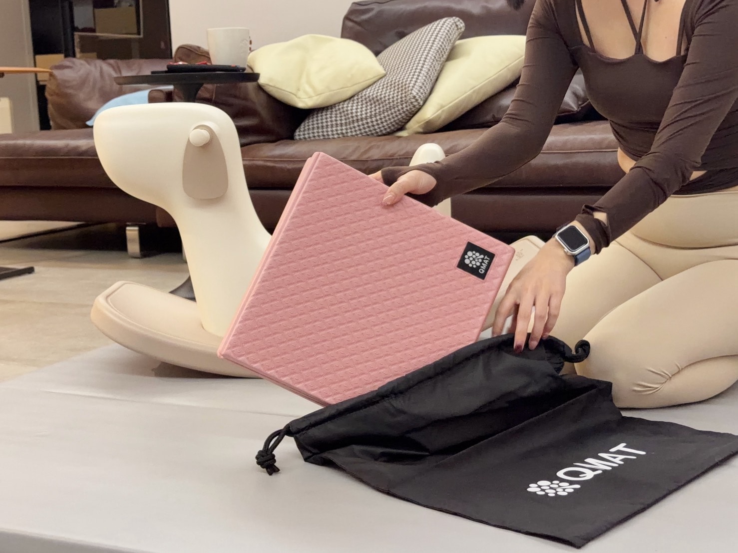 QMAT方折疊瑜珈墊開箱|不只是Yoga Mat!攜帶型折疊瑜珈墊化身寶寶遊戲墊、野餐墊實測分享 - 第3張圖 QMAT方折疊瑜珈墊開箱|不只是Yoga Mat!攜帶型折疊瑜珈墊化身寶寶遊戲墊、野餐墊實測分享