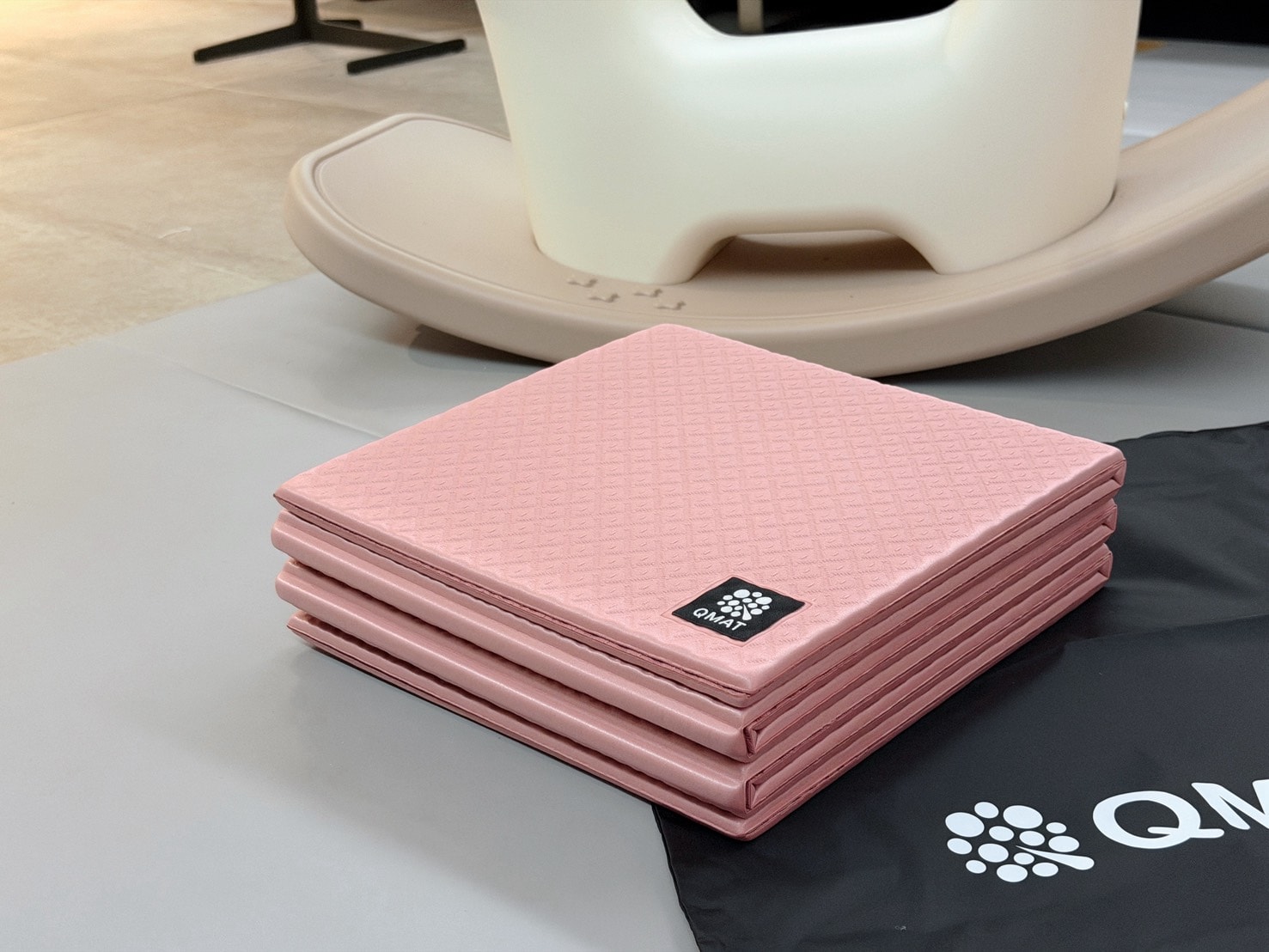QMAT方折疊瑜珈墊開箱|不只是Yoga Mat!攜帶型折疊瑜珈墊化身寶寶遊戲墊、野餐墊實測分享 - 第4張圖 QMAT方折疊瑜珈墊開箱|不只是Yoga Mat!攜帶型折疊瑜珈墊化身寶寶遊戲墊、野餐墊實測分享