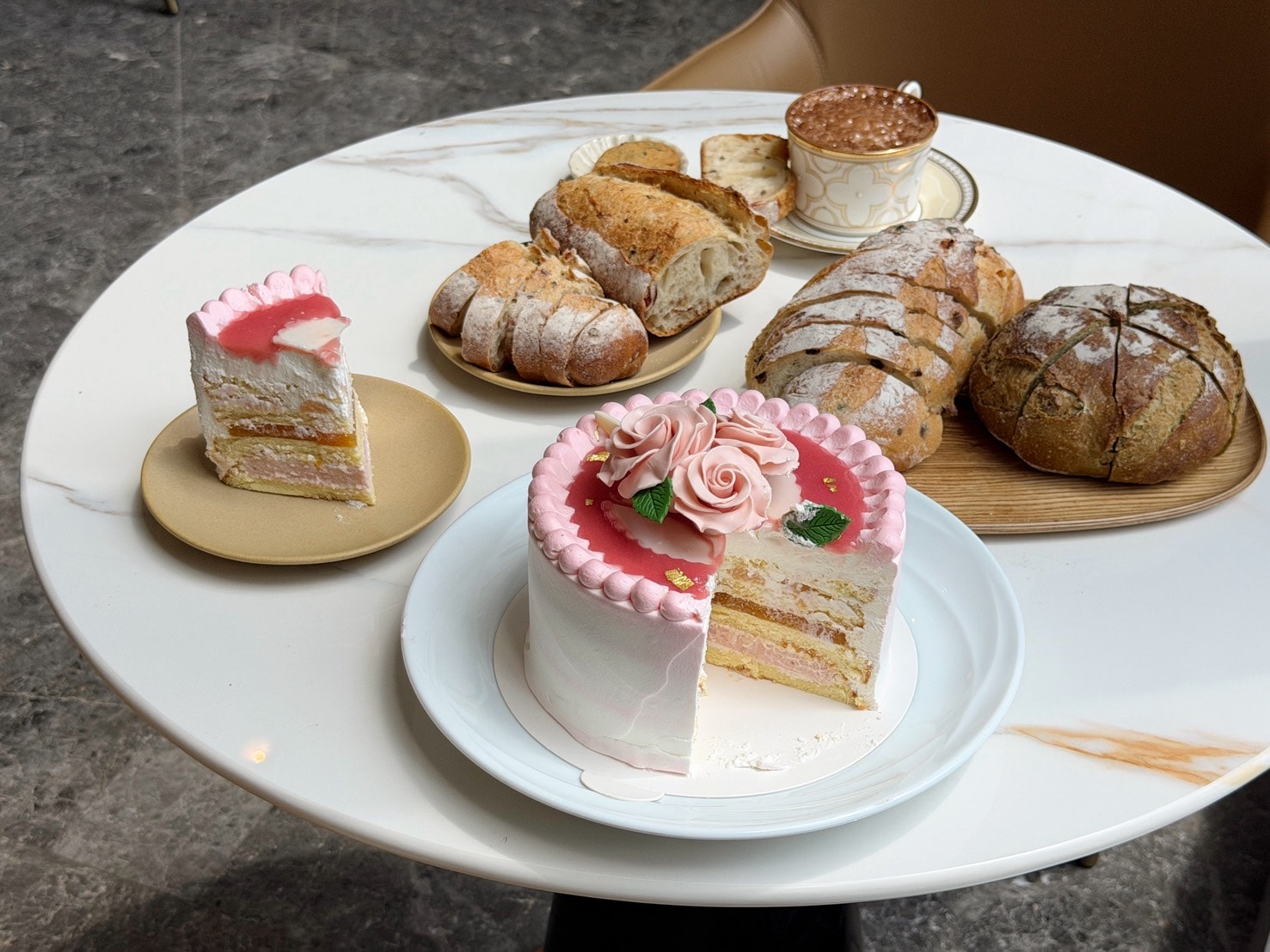 母親節蛋糕推薦|台北漢來飯店「溫柔時光」蛋糕+日日烘焙坊酸種麵包開箱 - 第12張圖 母親節蛋糕推薦|台北漢來飯店「溫柔時光」蛋糕+日日烘焙坊酸種麵包開箱