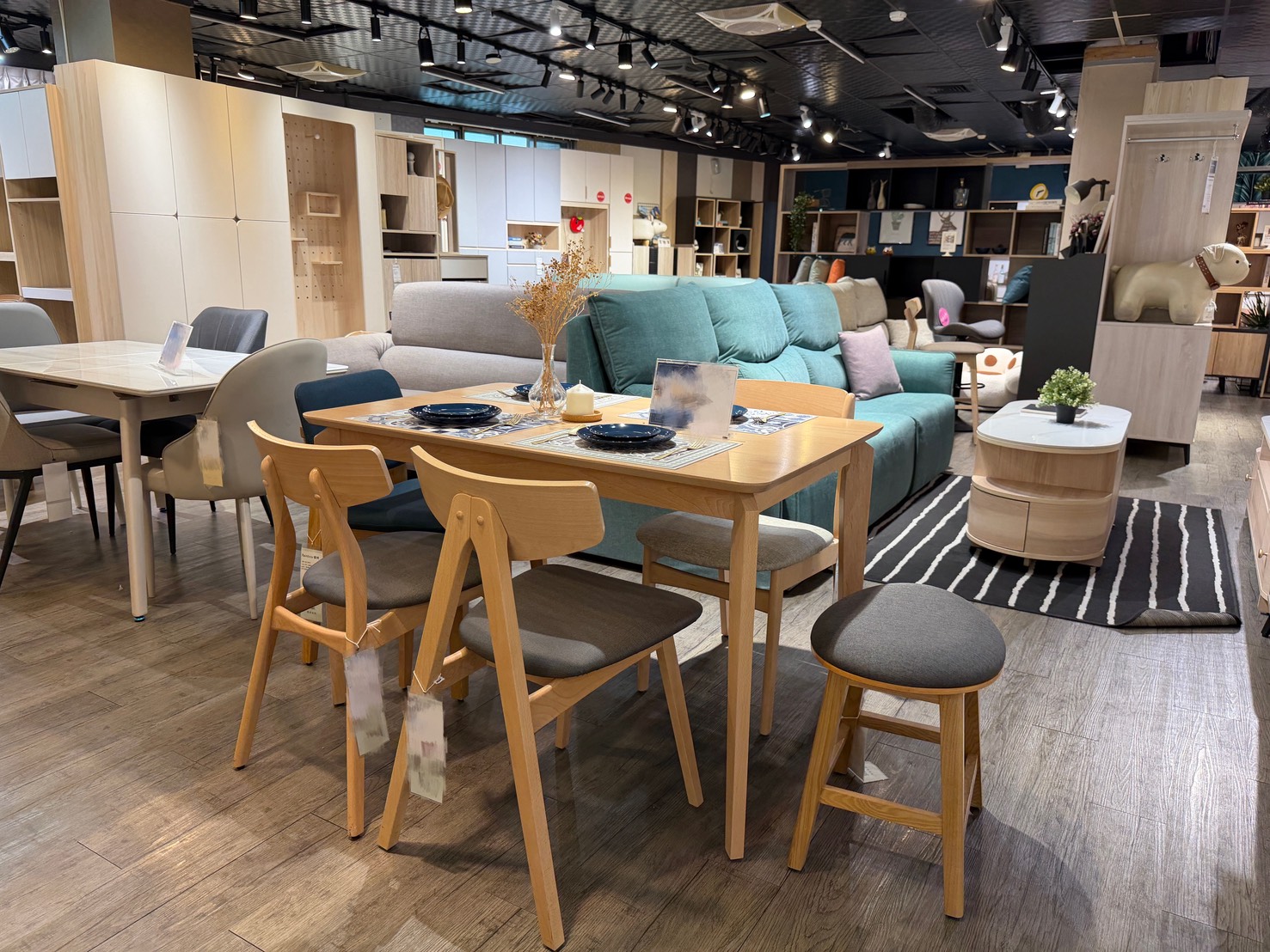 新北家具一站式採買推薦｜億家具批發倉庫新莊店，搬新家、小宅家具預算聰明配置