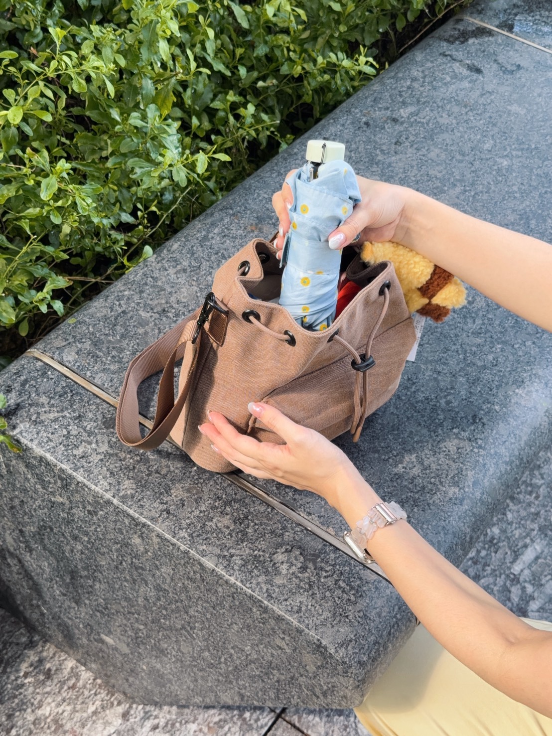 瑞典 GASTON LUGA 包包推薦|Spläsh Bucket Crossbody 復古棕,簡約又有細節的休閒斜背包 - 第12張圖 瑞典 GASTON LUGA 包包推薦|Spläsh Bucket Crossbody 復古棕,簡約又有細節的休閒斜背包
