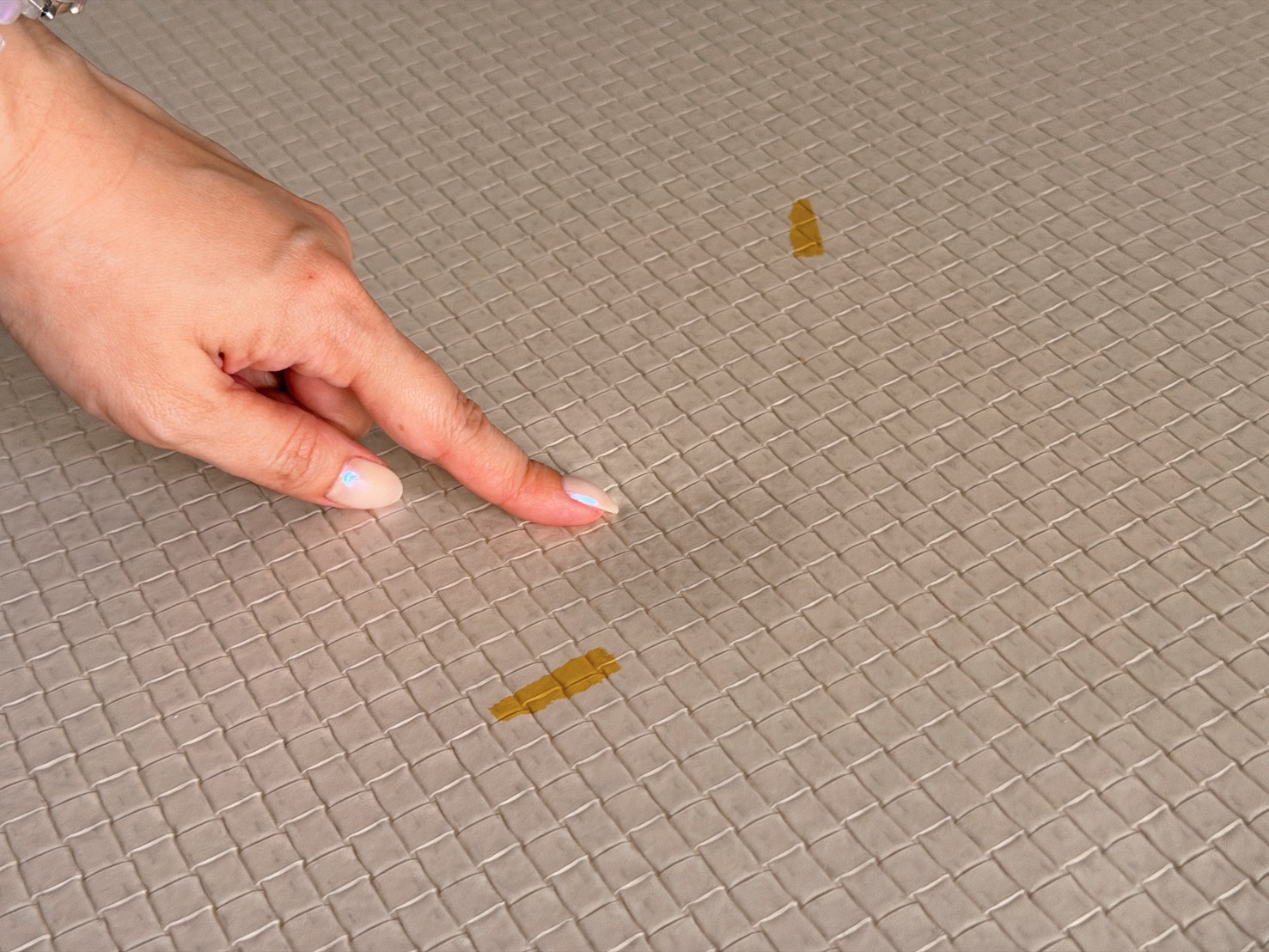 客廳寶寶地墊推薦｜韓國 KORMAT 1.5cm 加厚爬行墊開箱，兼顧居家美感與安全活動空間