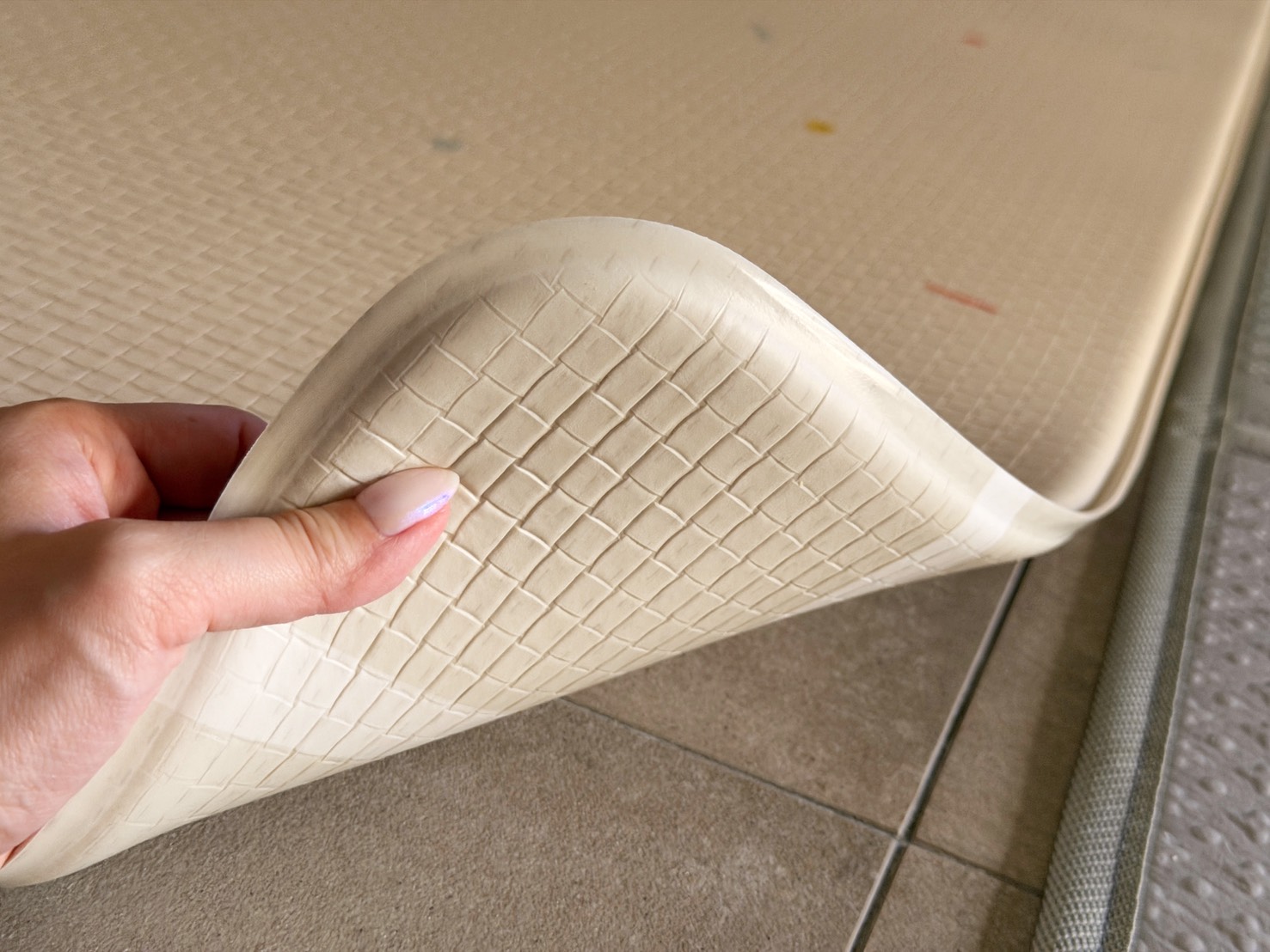 客廳寶寶地墊推薦|韓國 KORMAT 1.5cm 加厚爬行墊開箱,兼顧居家美感與安全活動空間 - 第8張圖 客廳寶寶地墊推薦|韓國 KORMAT 1.5cm 加厚爬行墊開箱,兼顧居家美感與安全活動空間